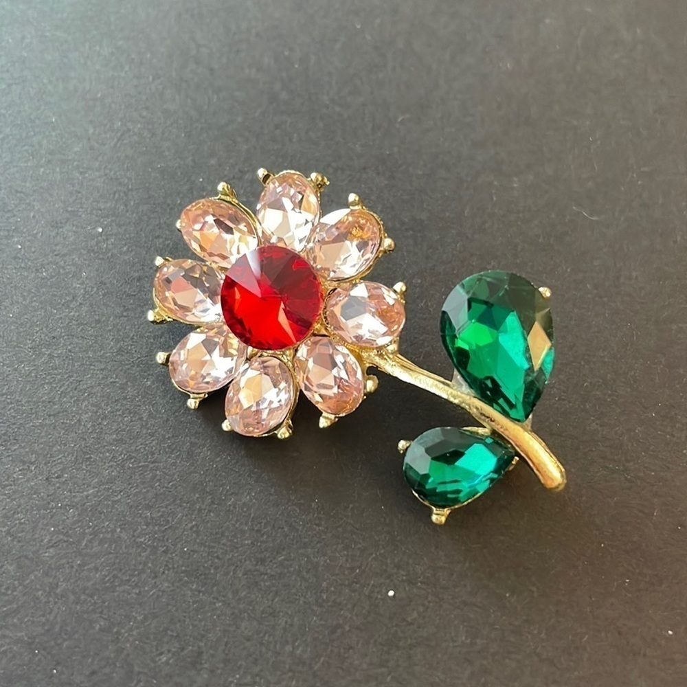 Flower crystal brooch